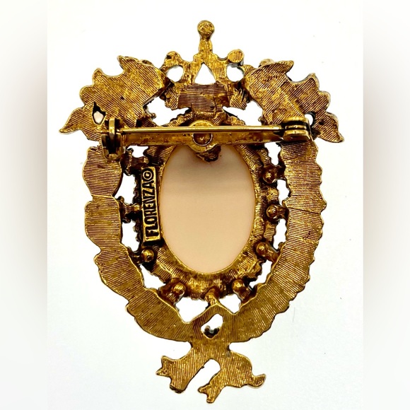 Vintage Signed Florenza Gold Plated Ornate Crest Brooch Pin Resin Cameo - Picture 6 of 9